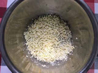 1、马苏里拉奶酪棒,马苏里拉奶酪放入冰箱冷冻至硬，然后用擀面杖敲碎