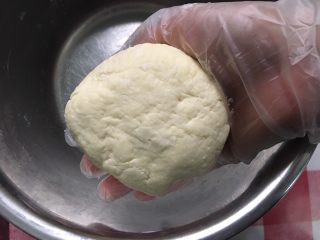 4、马苏里拉奶酪棒,揉成团就可以，不要过份搓揉