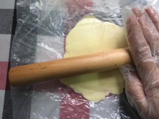 5、马苏里拉奶酪棒,黄油放入保鲜袋里，用擀面杖擀成片状
