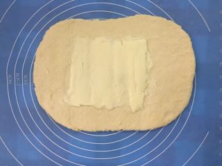 6、马苏里拉奶酪棒,面团擀开成0.5cm左右，约3倍黄油片大的长方形，把黄油片放中间位置