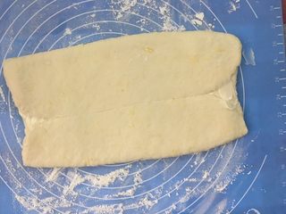 8、马苏里拉奶酪棒,桌面撒上适量面粉，把面皮擀开