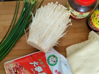 2、金针菇豆皮卷,准备好所有材料，金针菇洗净沥干备用