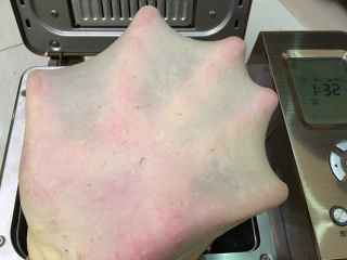 2、燕麦辫子花环汉堡面包,28分钟后揉面完成，检查面团状态。