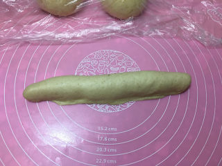 8、燕麦辫子花环汉堡面包,用手掌根将下方压合在一起。