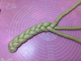 10、燕麦辫子花环汉堡面包,从左侧开始编辫子。