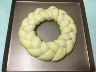 13、燕麦辫子花环汉堡面包,面包发酵约35分钟后取出刷蛋液，烤箱进行预热。