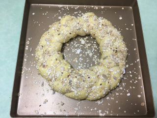 14、燕麦辫子花环汉堡面包,表面撒上果干燕麦。