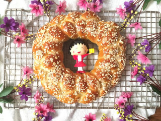 17、燕麦辫子花环汉堡面包,放在晾网上晾凉。