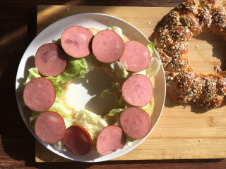 19、燕麦辫子花环汉堡面包, 再放上一层火腿片。