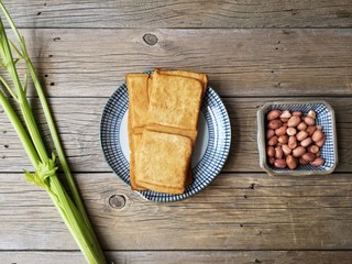 1、花生米拌豆腐干,准备食材。