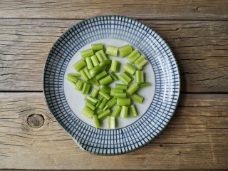 3、花生米拌豆腐干,芹菜切花生米大小的段。