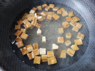 4、花生米拌豆腐干,切好的豆腐干去开水焯2-3分钟。