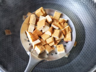 5、花生米拌豆腐干,焯好的豆腐干沥水捞出。