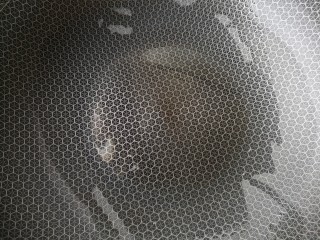 8、花生米拌豆腐干,冷锅冷油。(薄薄一层即可)