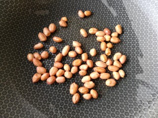 9、花生米拌豆腐干,下入花生米小火翻炒。