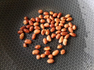 10、花生米拌豆腐干,翻炒至外皮爆开闻到花生米的焦香味即可。