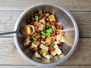 13、花生米拌豆腐干,1小勺香醋。