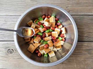 14、花生米拌豆腐干,根据个人口味加一点麻油(或者辣椒油)颠匀。