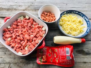 1、馒头版披萨,准备好所有食材。