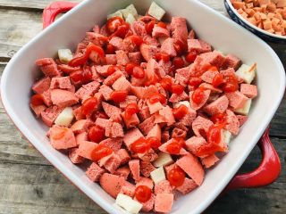 2、馒头版披萨,挤入番茄酱。