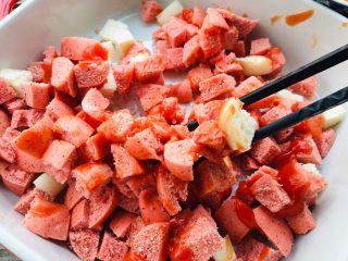 3、馒头版披萨,拌均匀。