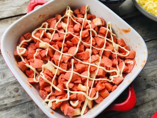 4、馒头版披萨,挤入沙拉酱。