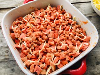 5、馒头版披萨,铺上火腿丁。