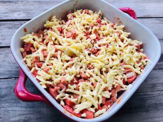 6、馒头版披萨,最后放上芝士碎。