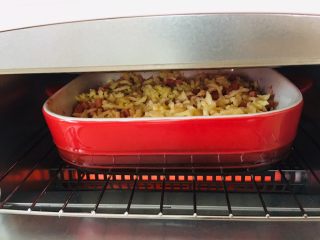 7、馒头版披萨,上下火230度10分钟左右。