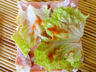 9、全麦土司三明治,放几片生菜，挤抹番茄酱，再盖一片土司