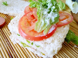 11、全麦土司三明治,挤沙拉酱抹匀再放土司片，再抹奶酪放番茄片，火腿，生菜，沙拉酱