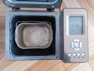 1、圣诞花环面包, 除黑加仑外，所有的材料放入面包桶中，酵母放面粉上，黄油放一侧角落，启动面包机发面程序48分钟