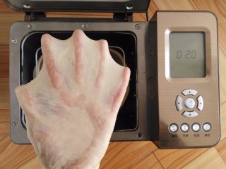 2、圣诞花环面包,和面完成，拉一个手套膜