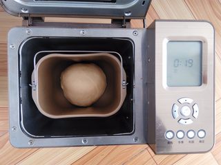 3、圣诞花环面包,收圆面团，继续发酵20分钟