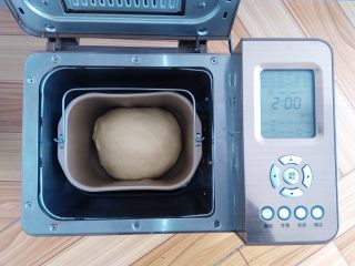 4、圣诞花环面包,发酵完成，取出轻轻按压排气