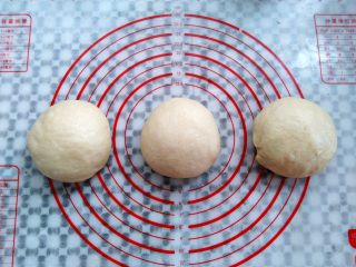 5、圣诞花环面包,面团平均分成3等份，排气滚圆，盖上保鲜膜松弛15分钟