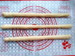 6、圣诞花环面包,面团慢慢的搓成长条，如果搓的过程中回缩厉害，可以继续松弛面团，交替搓其他的面团