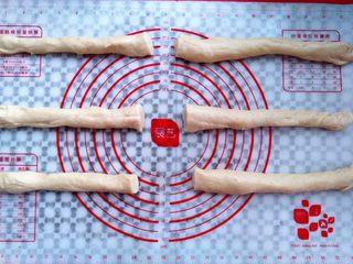 7、圣诞花环面包, 面条分别再切成2段，再松弛5分钟