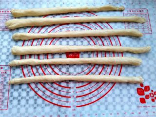8、圣诞花环面包,面条全部再搓成长条