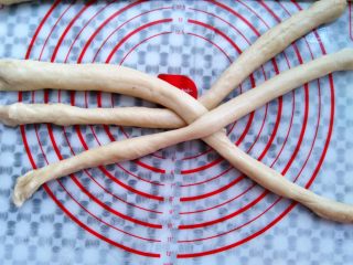 9、圣诞花环面包, 取3根面条编三股辫，可以从头部开始编，为了美观我从中间开始编，编完一端再反转过来编另一端