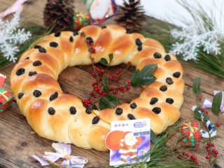 13、圣诞花环面包, 烤熟后出炉脱模放凉