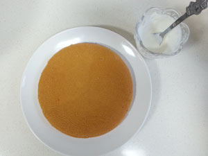 2、酸奶油蛋糕披萨,取1CM厚的蛋糕片