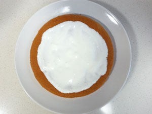 4、酸奶油蛋糕披萨,150度烤箱烤制10分钟左右至酸奶油凝固；