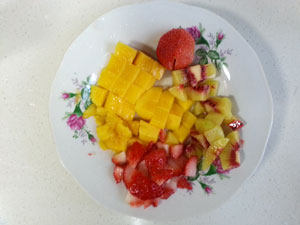 5、酸奶油蛋糕披萨,将水果切丁备用；