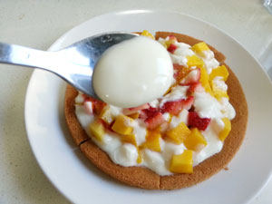 6、酸奶油蛋糕披萨,在烤过的蛋糕片上放上水果丁