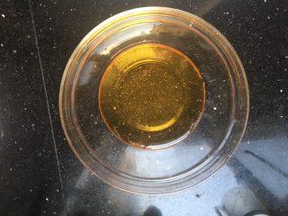 1、广式月饼,转化糖浆倒碗里