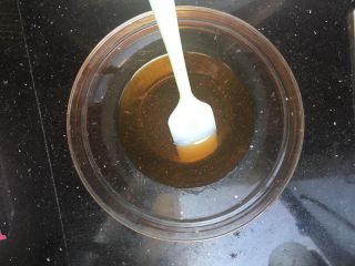 2、广式月饼,倒入见水，混合均匀