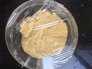 6、广式月饼,盖上保鲜膜醒发2小时