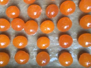 7、广式月饼,蛋黄白酒喷一下，烤箱180度7分钟