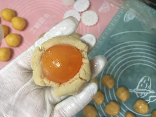 10、广式月饼,莲蓉和蛋黄一起45g，也是自己炒的